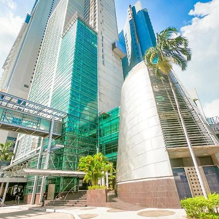 Decapolis Hotel ปานามาซิตี้ ภายนอก รูปภาพ The photo shows a modern building characterized by its sleek, contemporary architecture. The structure features large glass panels that reflect sunlight, giving it a bright appearance. Part of the building has a curved metallic surface which contrast