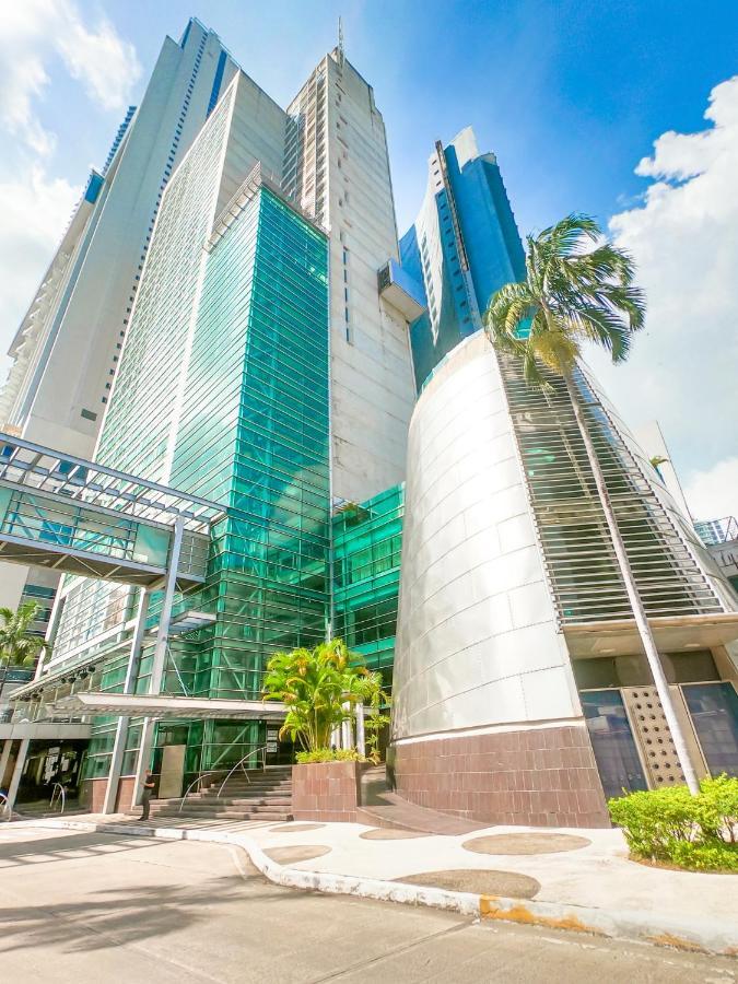 Decapolis Hotel ปานามาซิตี้ ภายนอก รูปภาพ The photo shows a modern building characterized by its sleek, contemporary architecture. The structure features large glass panels that reflect sunlight, giving it a bright appearance. Part of the building has a curved metallic surface which contrast