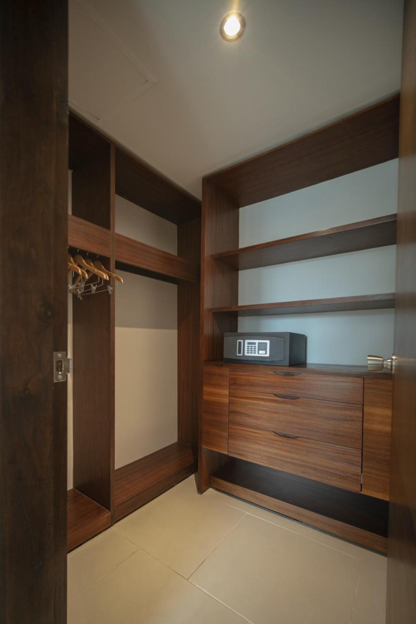 Decapolis Hotel ปานามาซิตี้ ภายนอก รูปภาพ A safe in a hotel room