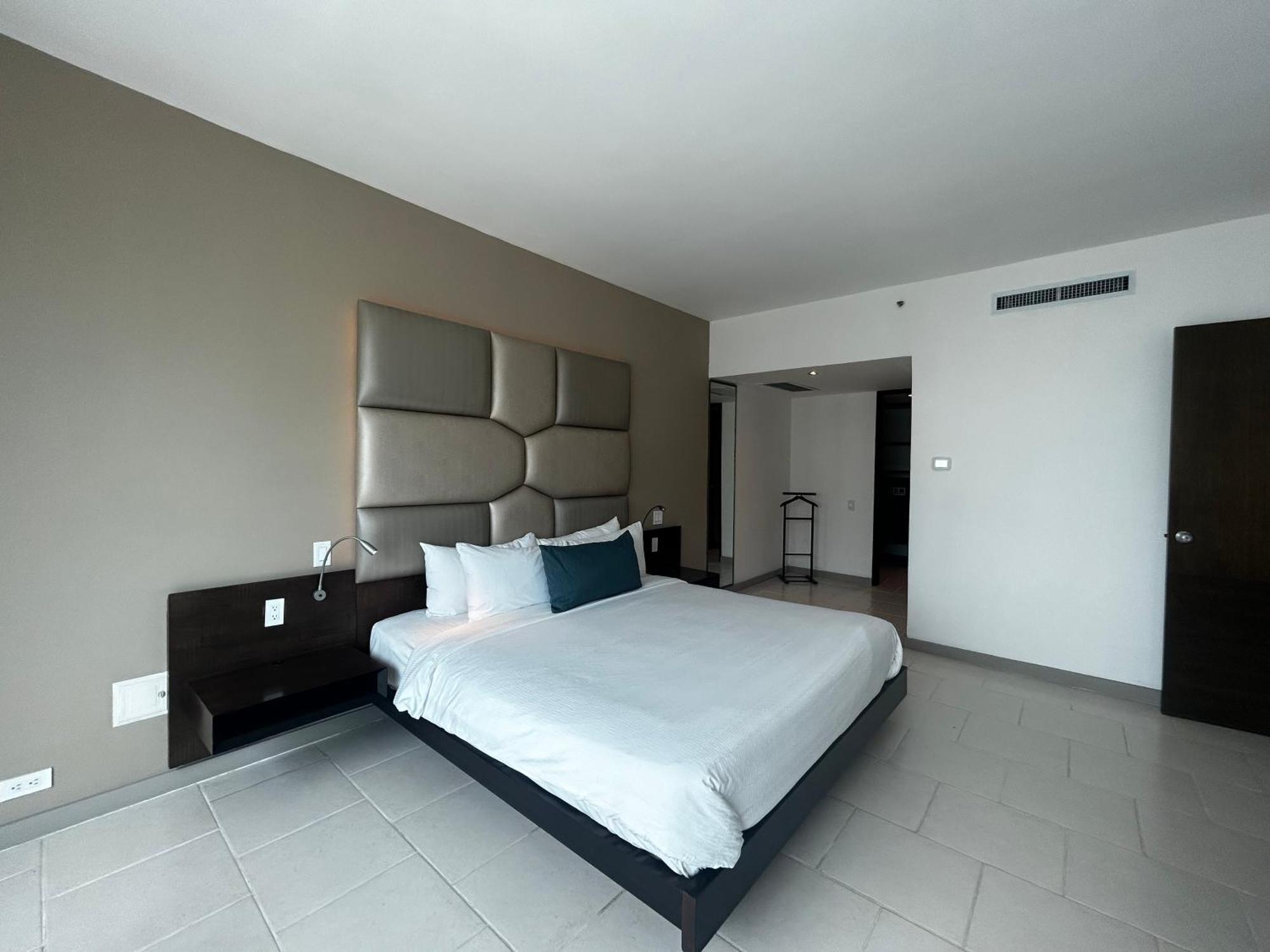 Decapolis Hotel ปานามาซิตี้ ภายนอก รูปภาพ A bedroom at the hotel