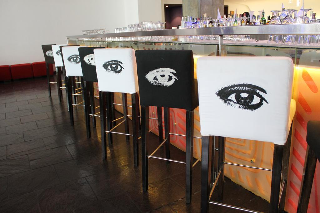 Decapolis Hotel ปานามาซิตี้ ภายนอก รูปภาพ Bar stools with images of eyes